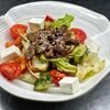 Салат с говядиной, свежими овощами и сыром фета в FABRIKA по цене 620