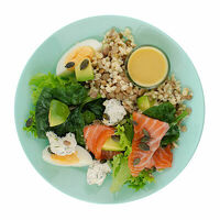 Салат с авокадо, домашним творогом и слабосоленым лососем в имбирно-медовой заправке в Азбука Вкуса Экспресс Меню