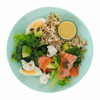 Салат с авокадо, домашним творогом и слабосоленым лососем в имбирно-медовой заправке в Азбука Вкуса Экспресс Меню по цене 360 ₽