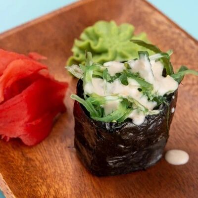 Гункан суши с чука водорослями и ореховым соусом в Ями Тим по цене 250 ₽