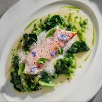 Камчатский краб со спаржей и горошком в Sage