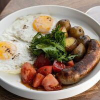 Куриная колбаска, яйца, томаты и картофель в More More