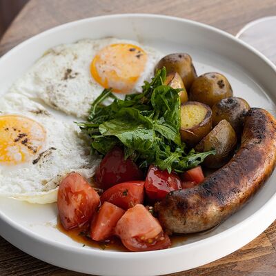 Куриная колбаска, яйца, томаты и картофель в More More по цене 605