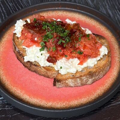 Брускетта со страчателлой и томатамив Nebelka bar по цене 490 ₽