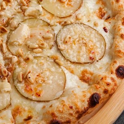 Пицца с грушей и горгонзолой в Наше место по цене 640 ₽