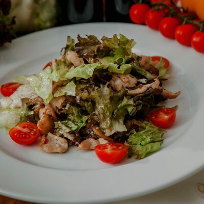 Тёплый салат с куриным филе и овощами в Veranda Shaffran Шафран по цене 550 ₽