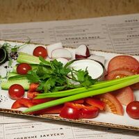 Овощная композиция с дипом из сыра дорблю в Камин