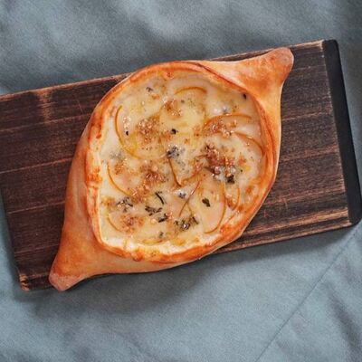 Хачапури с Грушей и благородным сыром в Джорджия по цене 630 ₽