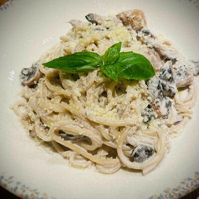 Спагетти с лесными грибами в DVOR гриль-бистро по цене 650 ₽