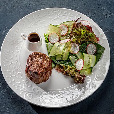 Филе-миньон со свежим салатом и соусом демиглас в Этажи по цене 1600 ₽