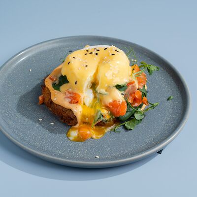 Драник-бенедикт с лососем в HAND COFFEE по цене 890 ₽