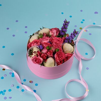 Клубника с цветами в коробке Мамуле в Пышно Расцвели по цене 3100 ₽