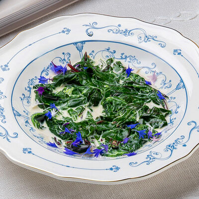 Шпинат со свекольной ботвой в сливочном соусе в Lores по цене 490 ₽