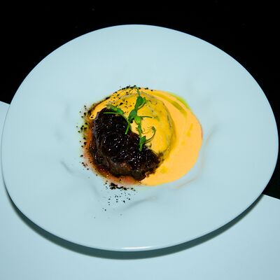 Бифштекс с луком конфи и соусом голландез в Libido по цене 1200 ₽