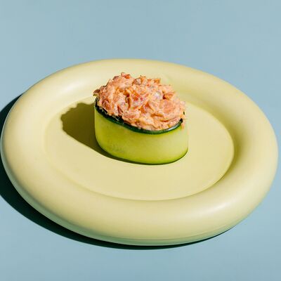 Суши в огурце с острым копченым лососем в Сушки на макушке по цене 310