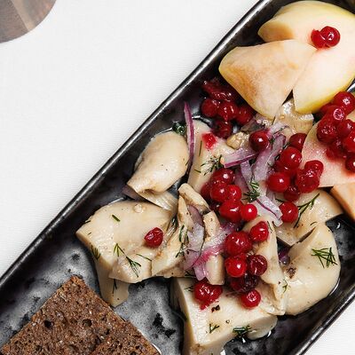 Хрустящие грузди с красным луком и брусникой в Марусовка по цене 690 ₽