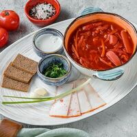 Борщ со сметаной и бородинским хлебом в Усадьба
