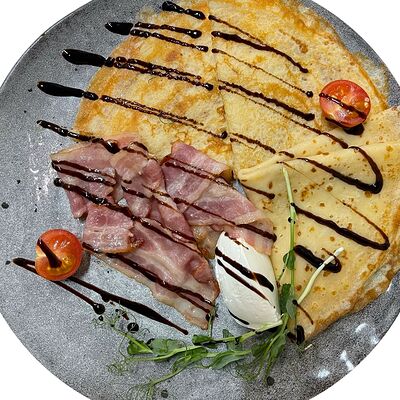 Блинчики с беконом и творожным сыром в The art cafe по цене 535 ₽