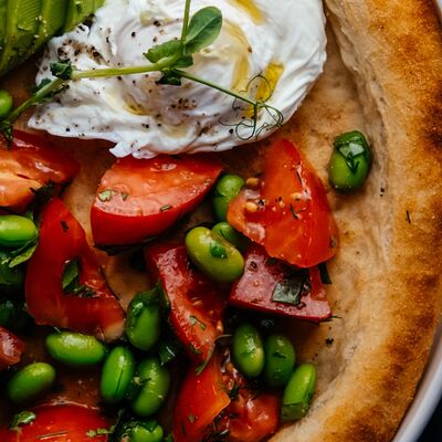 Яйцо пашот с томатами и авокадо на свежевыпеченной фокачче в Berberry & ptichka по цене 599 ₽