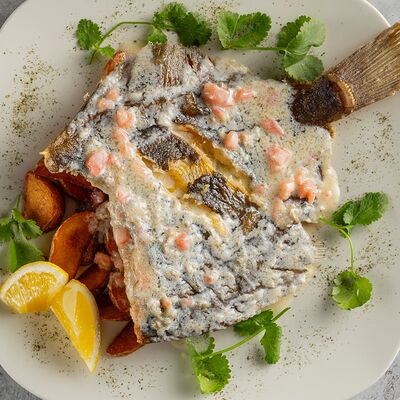 Камбала с картофелем и сливочным соусом в Мидийное место по цене 1450 ₽