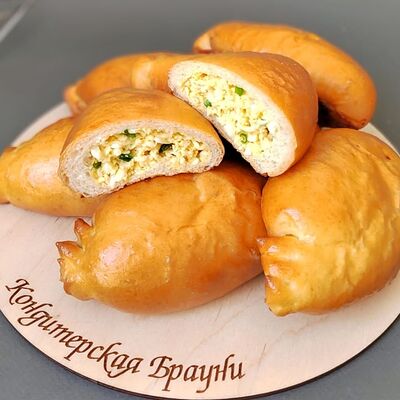 Пирожок с зеленым луком и яйцом в Брауни по цене 120 ₽
