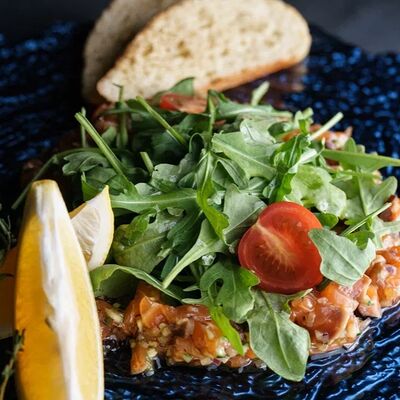 Тартар из лосося с таджасскими маслинами в Вирид ярд по цене 1068 ₽