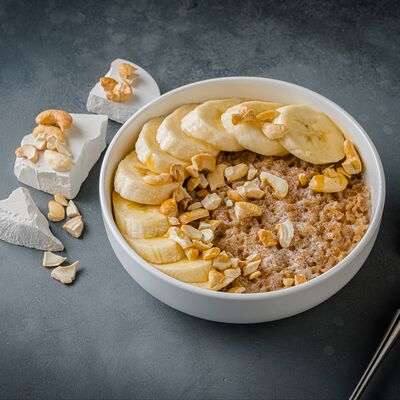 Гречневая каша с бананом и карамелью в BowlMe по цене 400 ₽