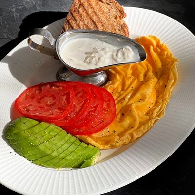 Скрембл со страчателлой, авокадо и томатами в Berberry & ptichka по цене 750 ₽