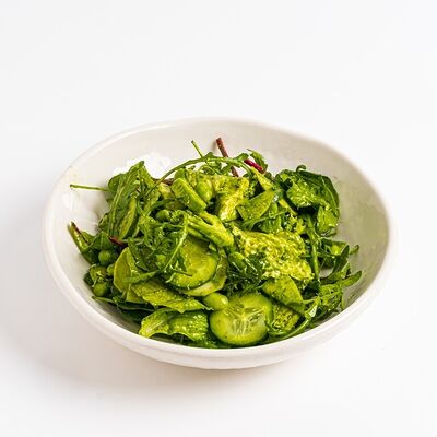 Зелёный салат с соусом из базилика, шпината и лайма в Британские Пекарни по цене 530 ₽