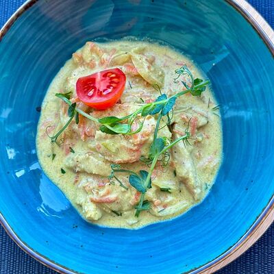 Второе Цыплёнок в соусе карри в Вкус кафе по цене 240 ₽