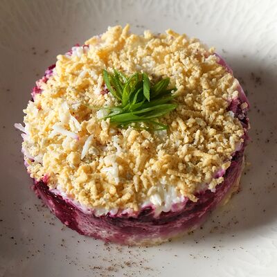 Фирменная сельдь под шубойв Истории по цене 580 ₽