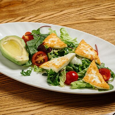 Салат с жареным сыром Халуми и спелым авокадо в Паста & Пицца по цене 850 ₽