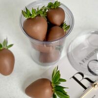 Клубника в молочном шоколаде (стаканчик) в SweetGift клубника в шоколаде