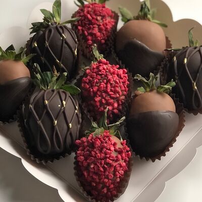 Клубника в молочном и темном шоколадев Fujibox по цене 2600 ₽