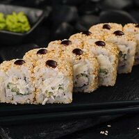 Ролл Калифорния в кунжуте в Sushi House