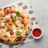 Неаполитанская пицца с курицей и моцареллой в Luka Pizza по цене 590