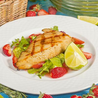 Стейк из белой рыбы с клубничным соусом в Мушмула по цене 799