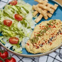 Хумус нутовый с салатом и кукурузными чипсами в Пропитание