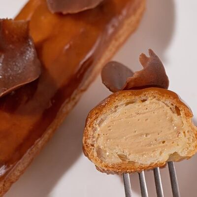 Эклер карамельный в E La Mia Pizza по цене 249 ₽