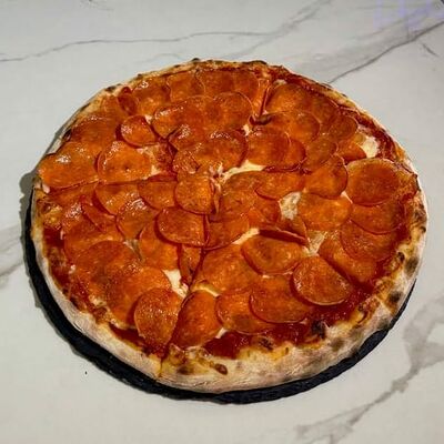 Пицца Пеперони с шампиньонами в Kaif Lounge по цене 900 ₽