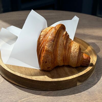 Круассан с малинойв По кофе по цене 250 ₽