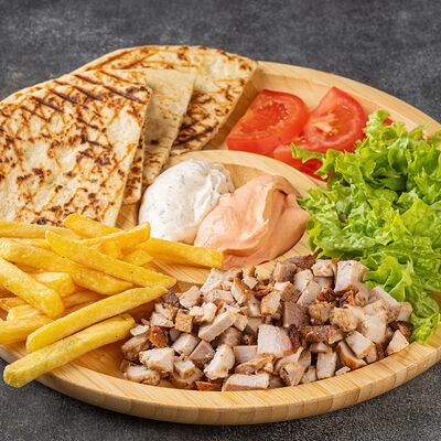 Гирос на тарелкев King’s Shaurma по цене 625 ₽