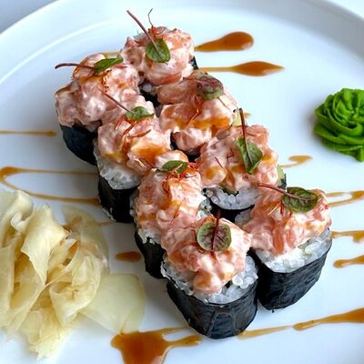 Ролл с лососем и авокадо в Crystal по цене 900 ₽