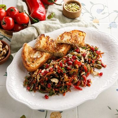 Перец Рамиро с оливками, красным луком и грецким орехом в Мамалыга по цене 790