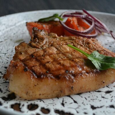 Корейка свиная подкопчённая с томатами гриль и ялтинским луком в Чо? Капчо! по цене 600