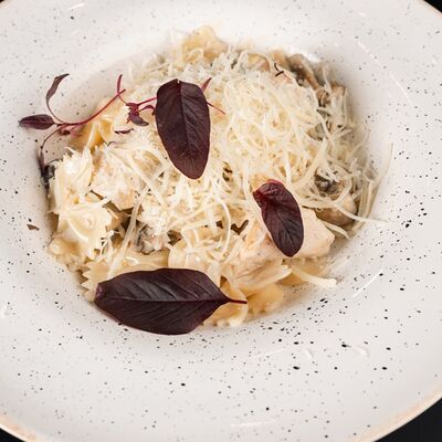 Фарфалле с курочкой и грибами в РАХАТ по цене 475 ₽