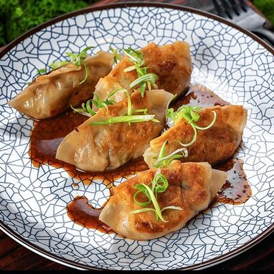 Гедза с креветкой в Эбби Noodles & Sushi Bar по цене 580 ₽