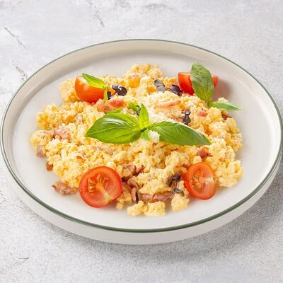 Скрембл с беконом, пармезаном и томатами в Шоколадница по цене 460 ₽