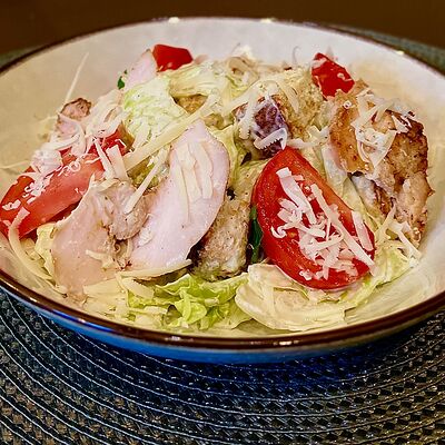 Салат Цезарь с Курицейв ИЗ ПОД НОЖАХаляль! по цене 500 ₽