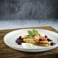 Блины со сметаной и джемом в CAFE BREAKFAST & LUNCH